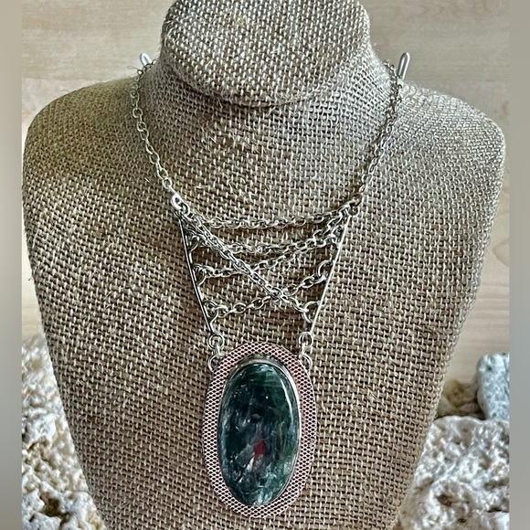 Seraphinite Crystal Pendant Necklace - Picture 11 of 12